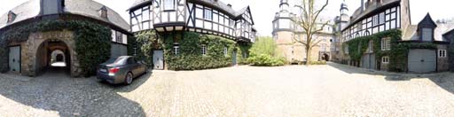 Schloss Crottorf, Vorhof