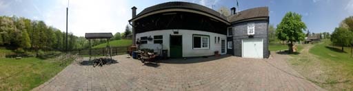 Grendel, Hof vor dem Stall